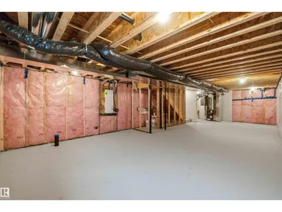 1084 MCLEOD AV photo 36