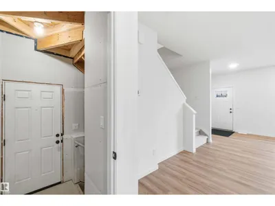 1084 MCLEOD AV photo 34