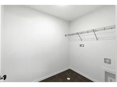 1084 MCLEOD AV photo 27