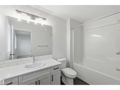 1084 MCLEOD AV photo 32