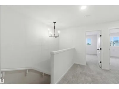 1084 MCLEOD AV photo 20