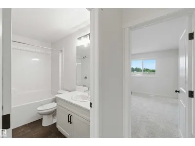 1084 MCLEOD AV photo 22