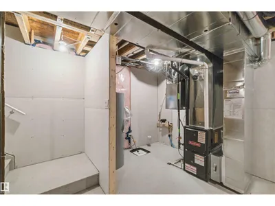 1084 MCLEOD AV photo 35