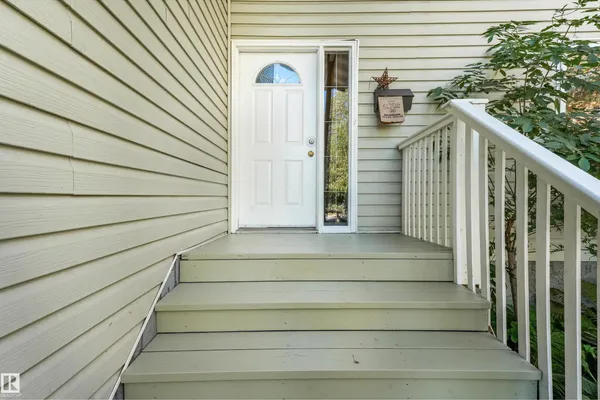 18623 70 AV NW photo 2