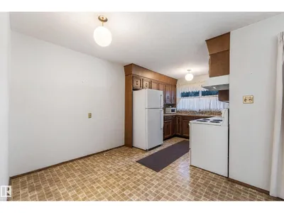 7047 32 AV NW photo 9