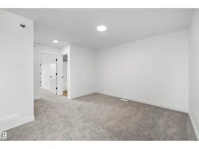 19111 20 AV NW photo 20
