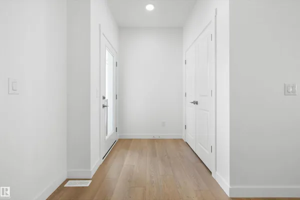 2523 210 ST NW photo 3