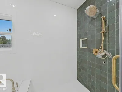 9736 73 AV NW photo 17
