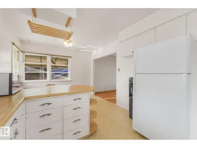11507 135 ST NW photo 13