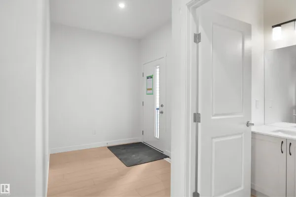 956 17 AV NW photo 3