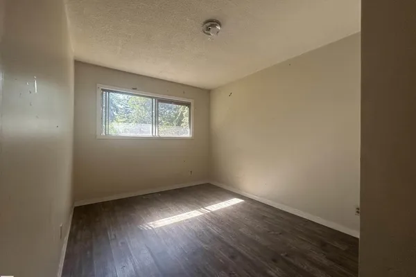 10450 69 AV NW photo 2