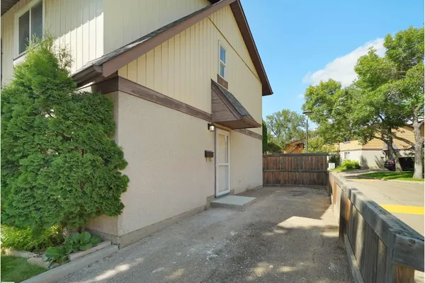 126 Woodstock NW photo 2