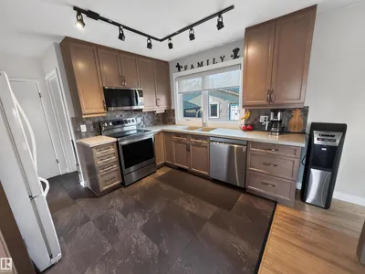 16046 95 AV NW photo 15