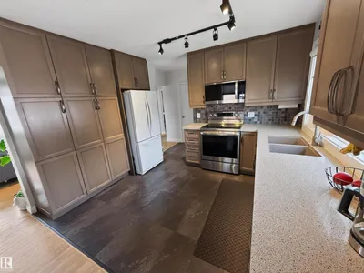 16046 95 AV NW photo 17