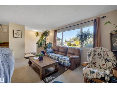 4205 37 AV photo 6