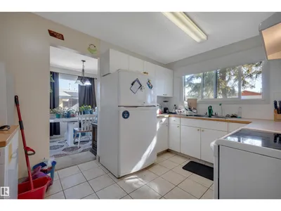 4205 37 AV photo 8