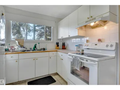 4205 37 AV photo 9