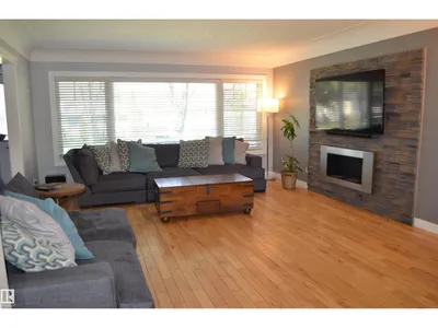 10527 81 ST NW photo 4