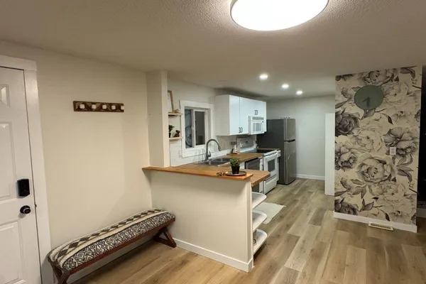 8 The Parkway NW photo 3