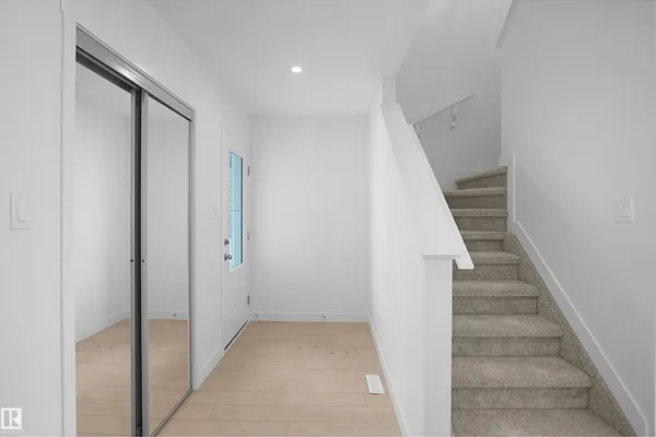 18818 29 AV NW photo 2