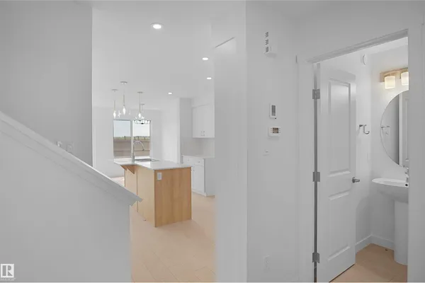 18818 29 AV NW photo 3