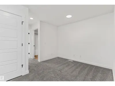 920 18 AV NW photo 27