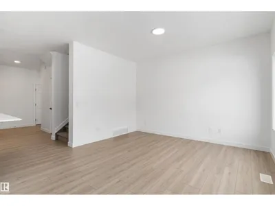 922 18 AV NW photo 16