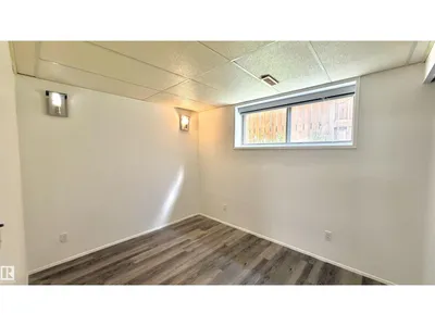 4928 31 AV NW photo 34