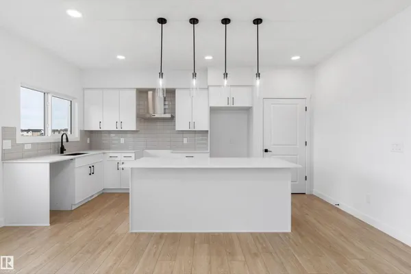 4228 63 ST photo 3