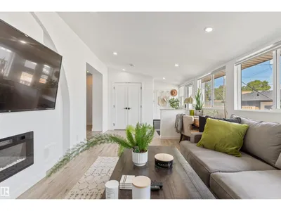 9342 74 AV NW photo 17