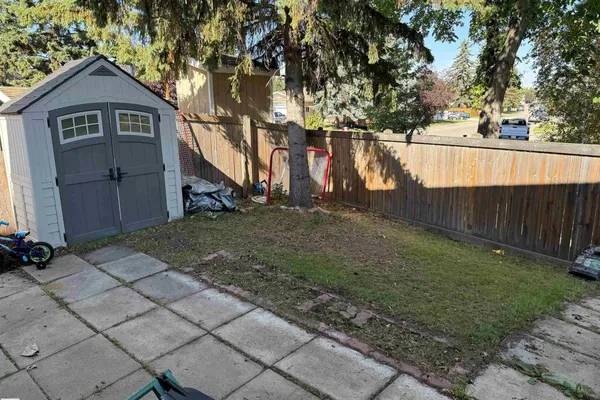 18207 74 AV NW photo 2