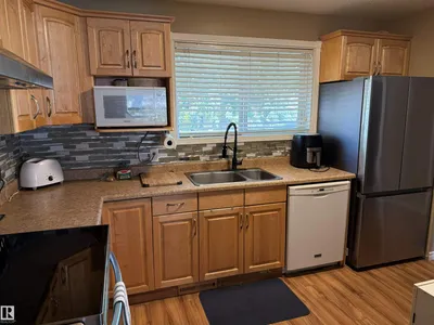 18207 74 AV NW photo 8