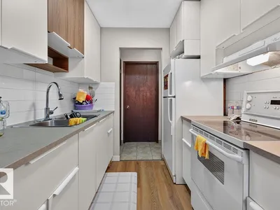 10033 155 Street NW photo 42