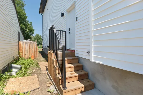 8136 77 AV NW photo 2