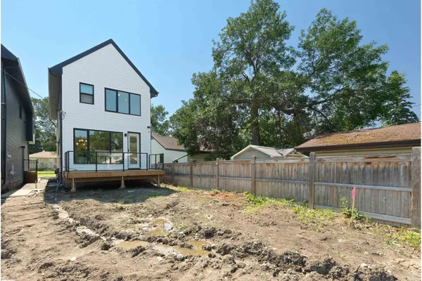 8136 77 AV NW photo 3
