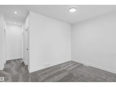 6230 45 AV photo 36