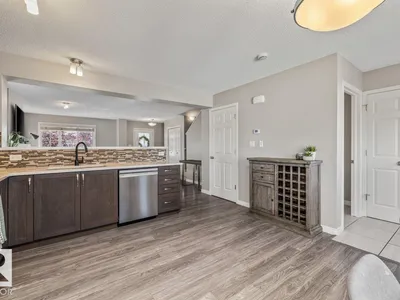 6906 23 AV SW photo 11