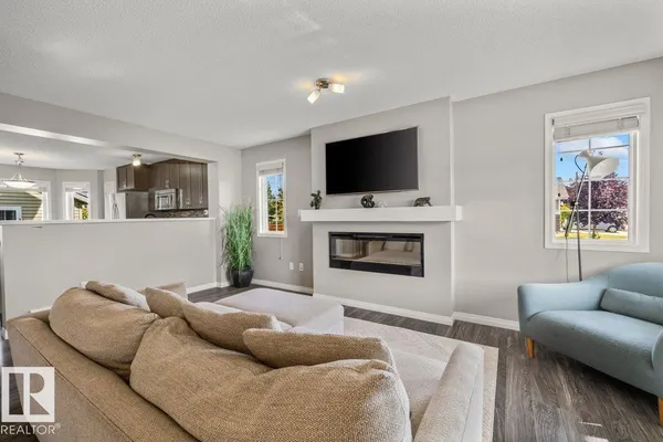 6906 23 AV SW photo 3