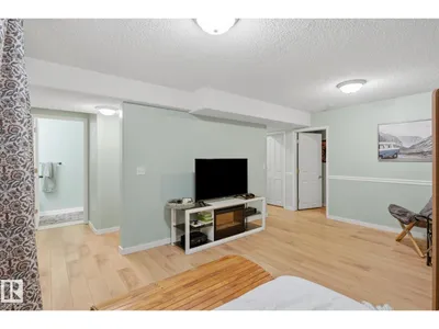 71 NEWMARKET WY photo 24