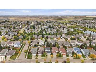 71 NEWMARKET WY photo 37