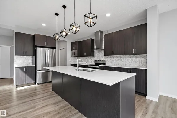 9227 223 ST NW photo 2