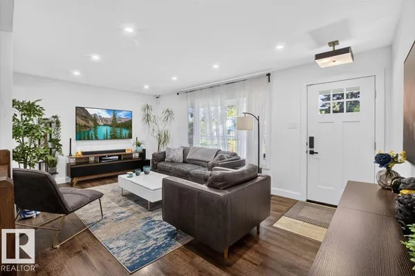 10951 62 AV NW photo 3