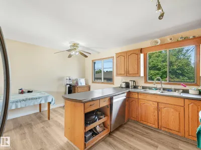 7520 130 AV NW photo 37