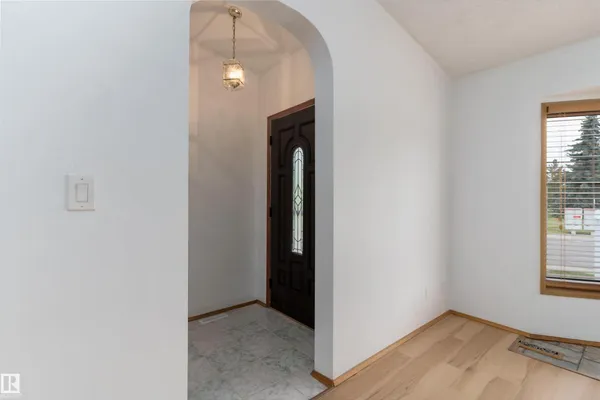 18739 72 AV NW photo 3