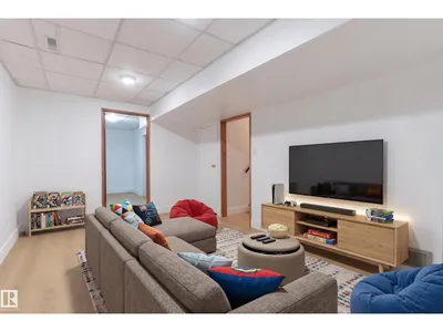 18739 72 AV NW photo 32