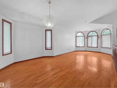 2832 36B AV NW photo 22