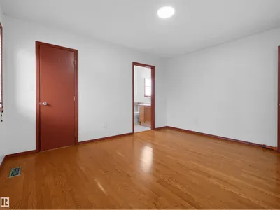 2832 36B AV NW photo 31