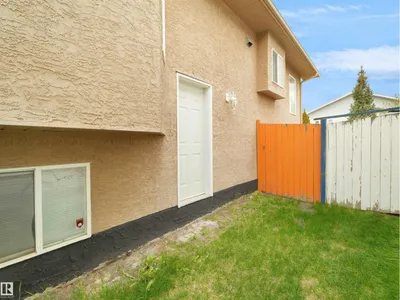 2832 36B AV NW photo 5