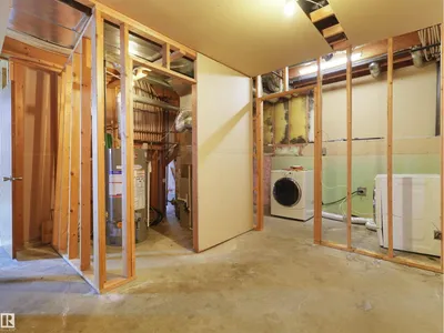 2832 36B AV NW photo 56