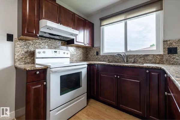 8836 150 AV NW photo 3